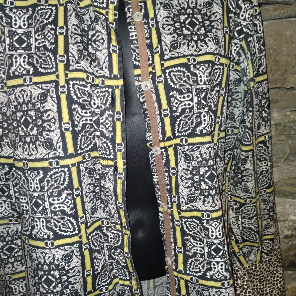Tizzie blouse size M, black, white and yellow button down leopard accents - Picture 8 of 9